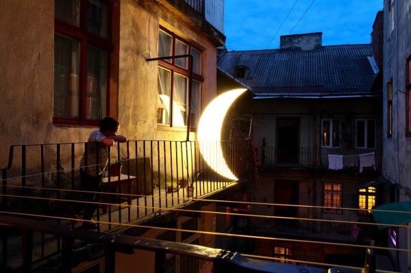 луна на балконе