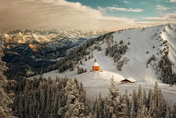 Зима, церковь горы