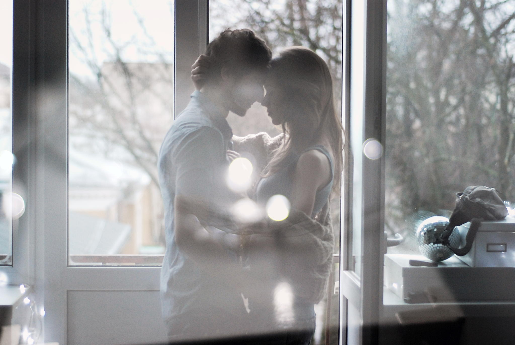 Влюбленные у окна. Влюбленная пара у окна. Парень с девушкой у окна. Мужчина и женщина у окна. Утро начинается с любимыми